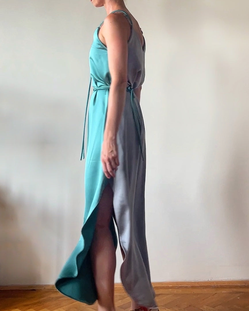 KARMACSI COLOURBLOCK JUNE-DRESS EMERALD QUEEN BLUE SATIN THE