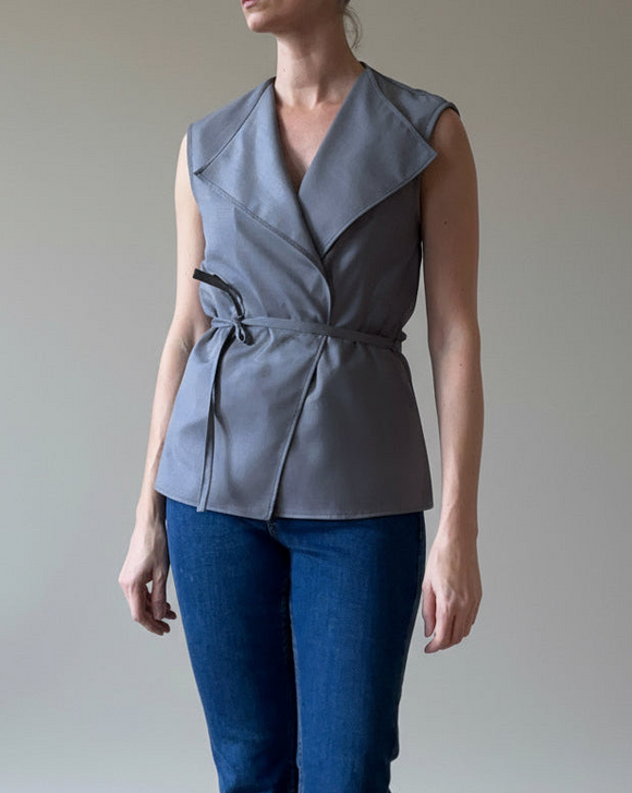 SLEEVELESS WRAPSHIRT GREY